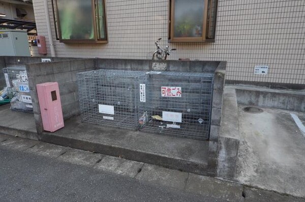 エントランス(♪ゴミ出しはルールとマナーを守りましょう♪)