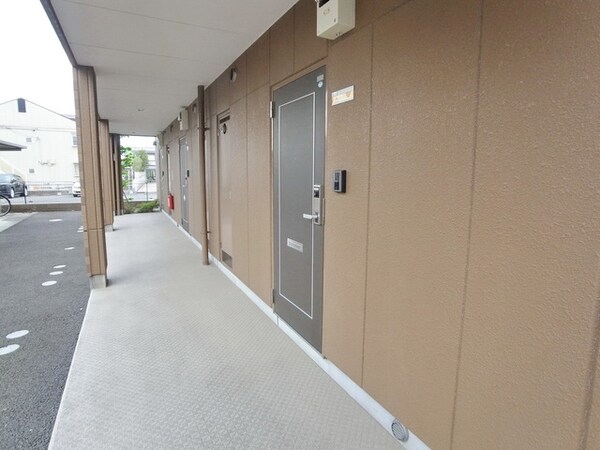 エントランス(♪お部屋前通路もゆったりしています♪)