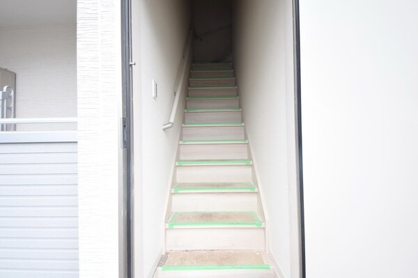 玄関(★二階のお部屋の場合、玄関部分に階段となります★)