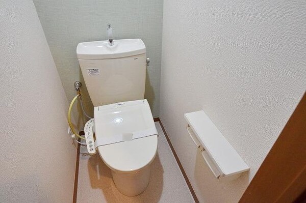 トイレ(★清潔感のあるトイレはうれしいウォシュレット付きです★)