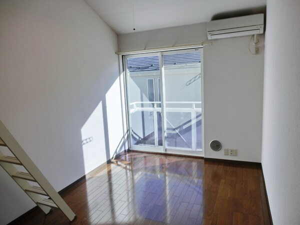 リビング・居室(★日当たりのいい部屋・天井が高いので開放感があります★)