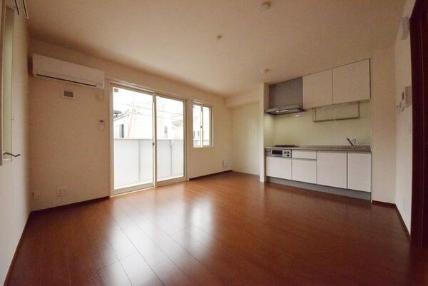 リビング・居室(★南向き・広い１０帖フローリングのお部屋です★)