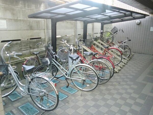駐車場(★屋根付きの駐輪場です★)