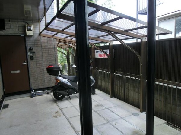 エントランス(★バイク駐輪場です★)