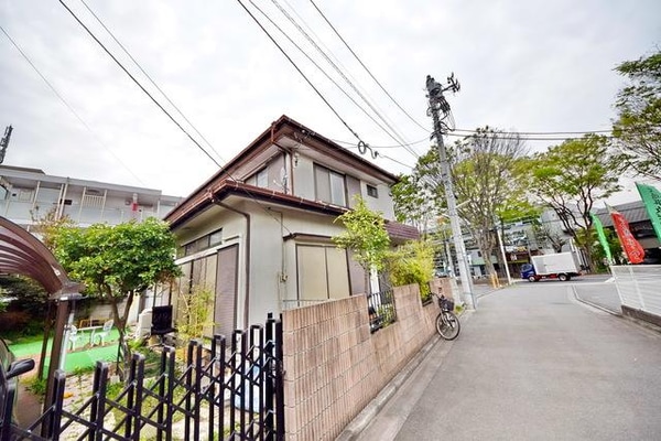 外観(周りに高い建物はありません)