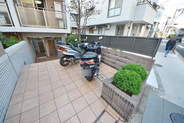 駐車場(駐車場とバイク置場)