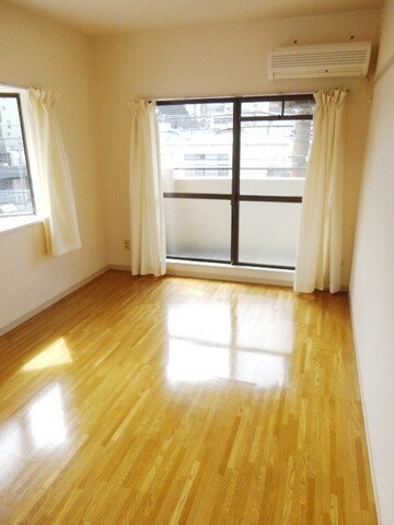 物件内観写真2　(★角部屋２面採光★)