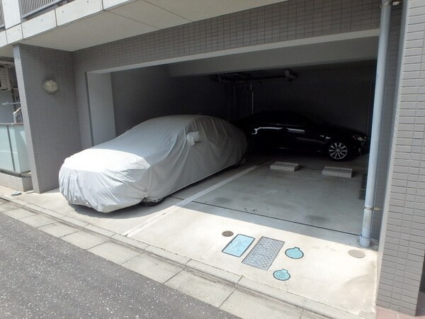 駐車場(★屋内部分に駐車場があります★)