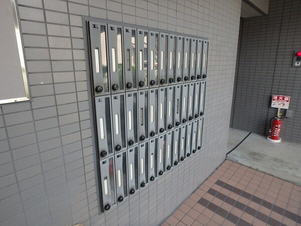 エントランス(★ダイヤルロック式のポストです★)