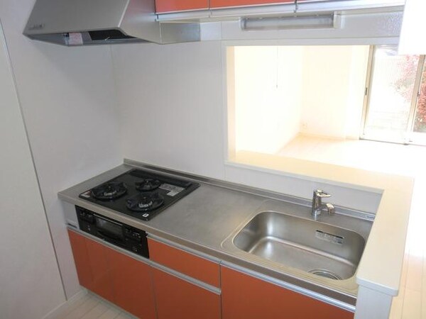 キッチン(★お料理楽々３口ガスのシステムキッチンです★)