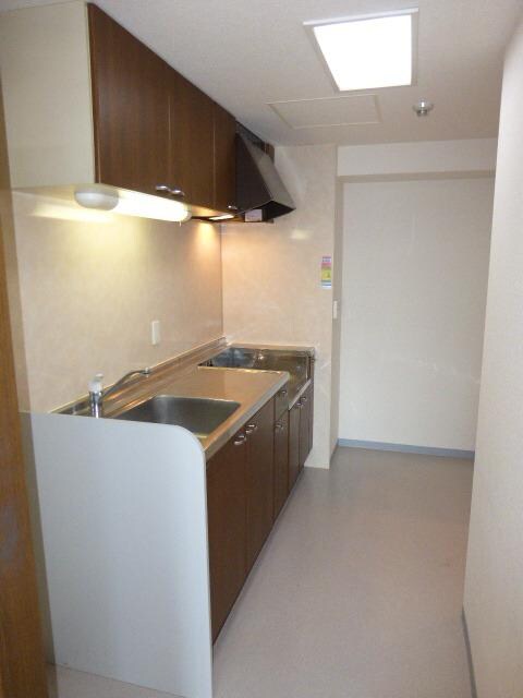 物件内観写真3　(広いキッチンスペースです)