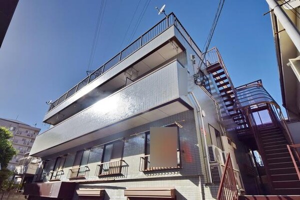 外観(★閑静な住宅街に位置した陽当りの良い建物です★)