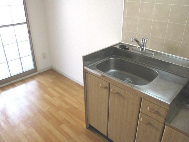 物件内観写真8　(★キッチン周りもスペースがありますよ★)