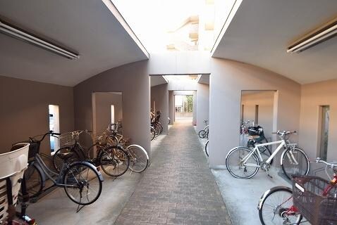 駐車場(★ルーフ付きの駐輪場です★)