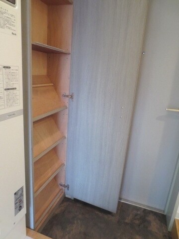 物件内観写真6　(★シューズボックスがあると広く使えますね。★)