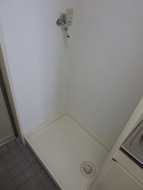洗面(洗濯機はココに置かないと大変です)