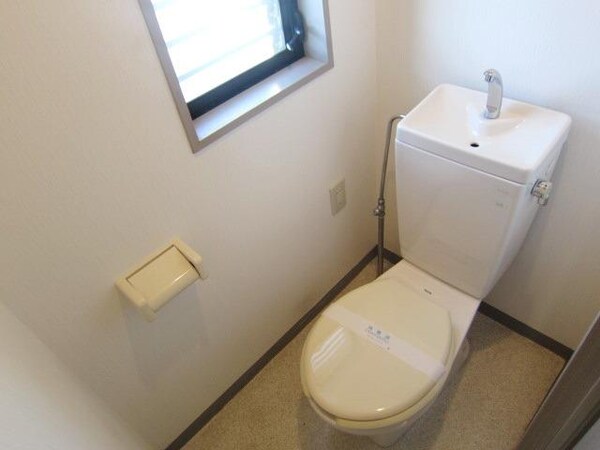 トイレ(★窓のついたトイレです★)