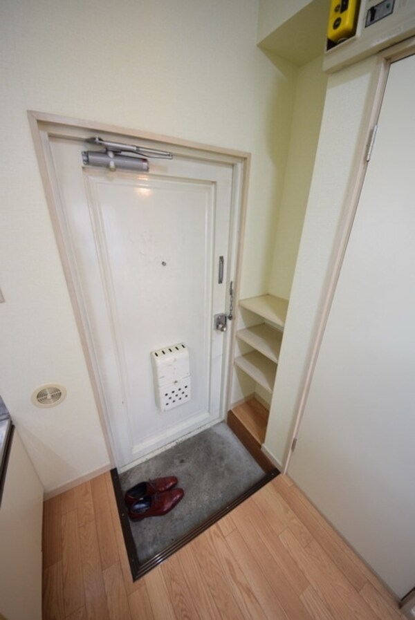 玄関(★バス・トイレ別★南向きです★国領駅から徒歩3分★)