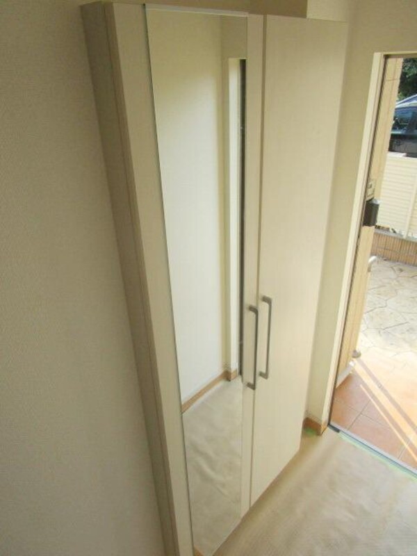 玄関(～姿鏡つきの下駄箱なんです～)