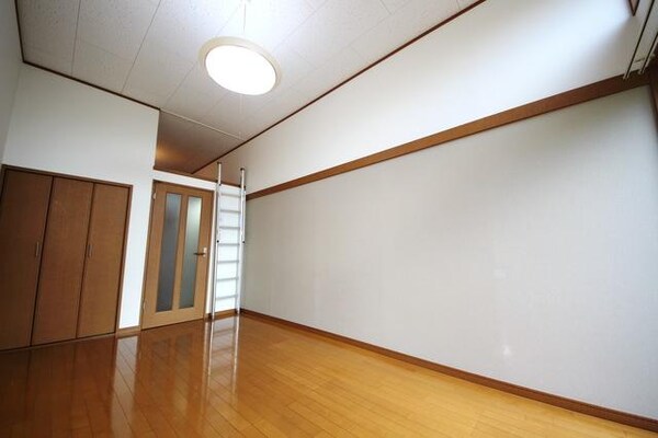 寝室(★洋室7.5帖で広めですよ★)