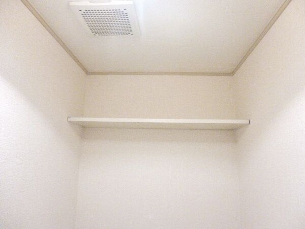 トイレ(★トイレ上部に収納スペース★)