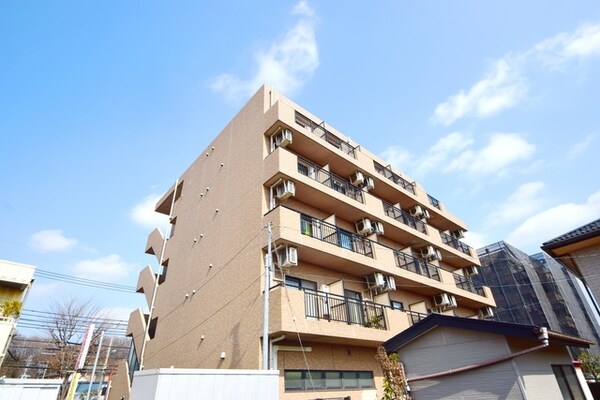 外観(★南東向きで陽当たり良好のマンションです・オートロック完備…)