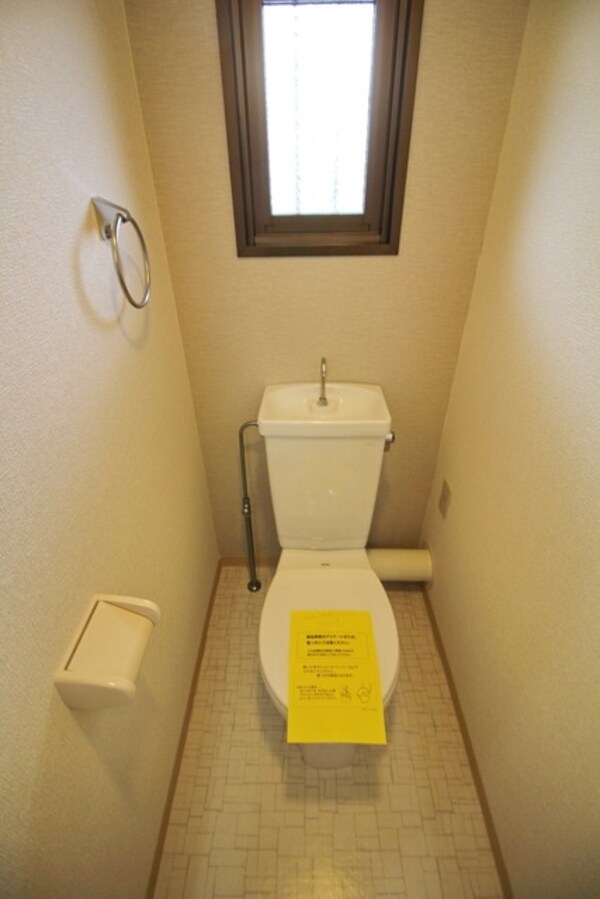 トイレ(★窓付きのトイレです★)