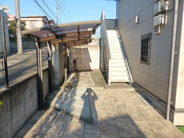 駐車場(屋根付き駐輪場)
