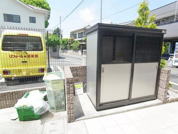 共有部分(♪共用ゴミ置き場、ゴミの分別を忘れずに♪)