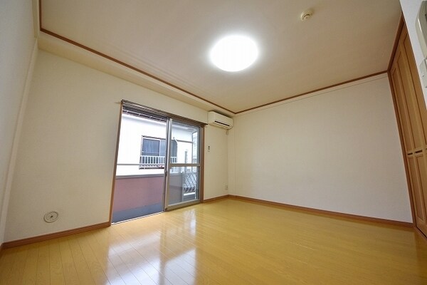 リビング・居室(★7.4帖の洋室・きれいなフローリングのお部屋です★)