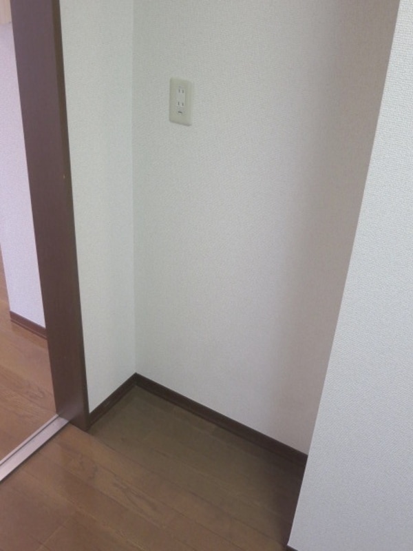 設備(キッチン横の冷蔵庫を置くスペースですね)