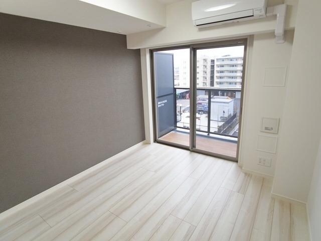 物件内観写真2　(階により、リビングのフロアの色が異なりオシャレです！)