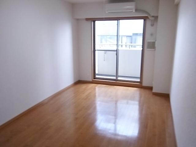 物件内観写真2　(★明るい洋室★)