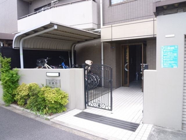 物件内観写真18　(明るいエントランス)