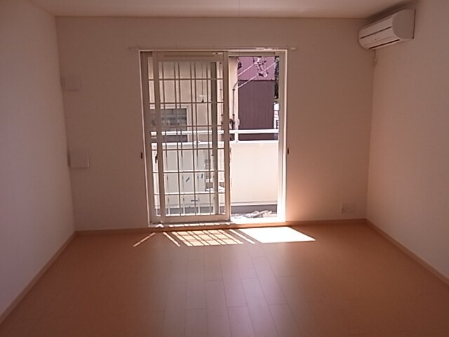 物件内観写真7　(★明るい色目のフローリングです★)