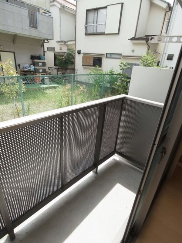 バルコニー(♪お布団が難なく干せる大きなバルコニー♪)