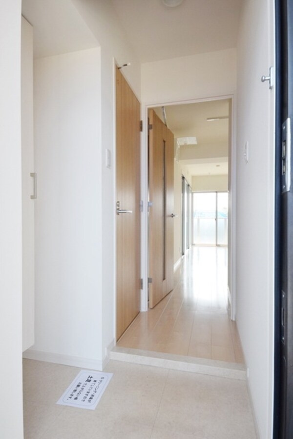 玄関(★シューズボックス付きの玄関です★)