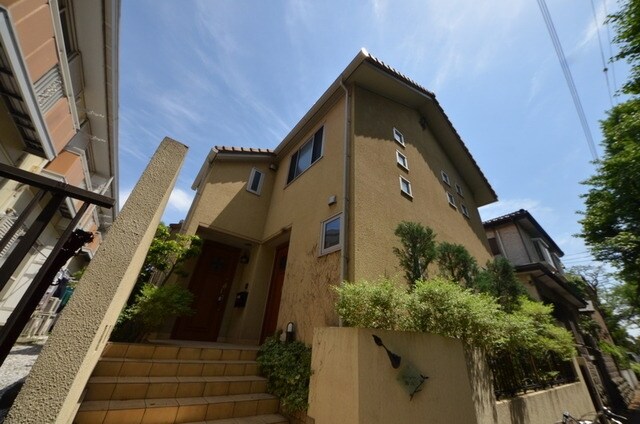 物件外観写真1　(外観・共用部分)