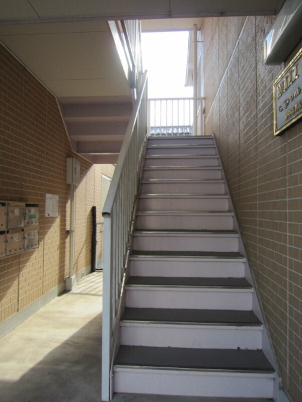 エントランス(★２階へ続く階段です★)