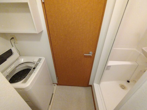 設備(トイレ入口　左：洗濯機置場　右：ＵＢ)
