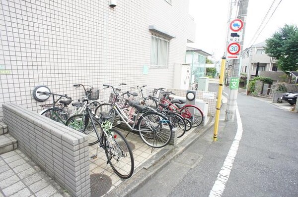 共有部分(敷地内の自転車置き場です♪)