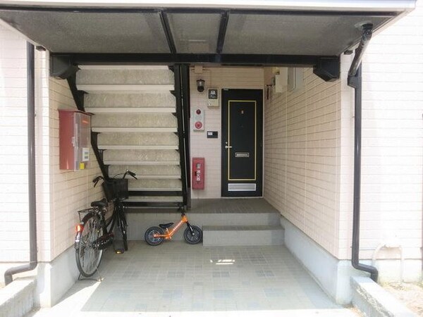 エントランス(★階段下にも自転車置けます★)