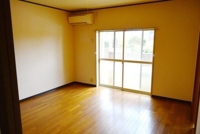 物件内観写真11　(★８帖の洋室は日当たりも良いですよ★)