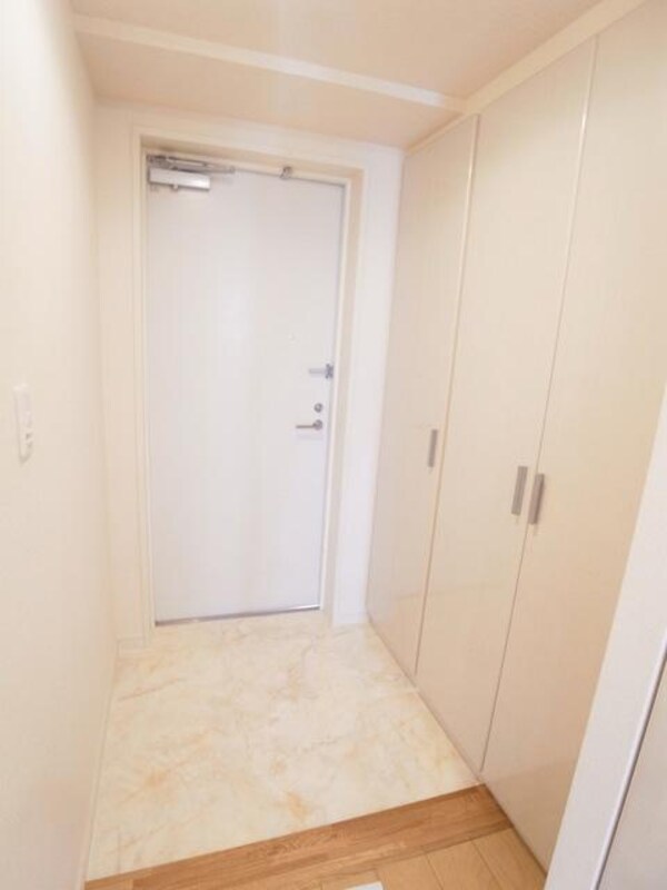 玄関(★シューズＢＯＸ付で玄関も広々★)