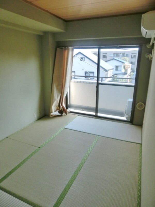 寝室(5帖の和室)