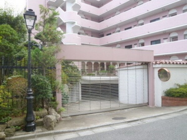 外観(★地下駐車場入り口★)