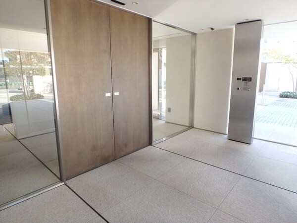 エントランス(★オートロックでしっかりとしたエントランスです★)