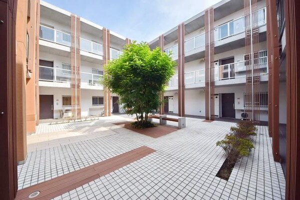 エントランス(★建物内もきれいに整備されております★)