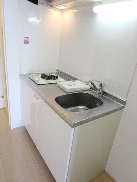 物件内観写真3　(★ガスコンロ１口流し台とコンロの間にスペースあります★)