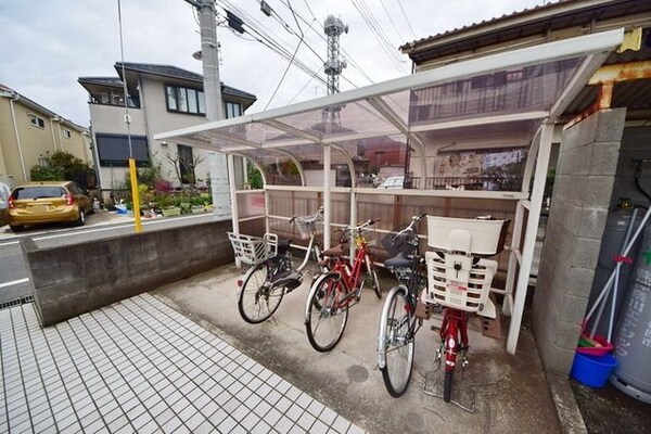 共有部分(～駐輪場です。屋根付きは嬉しいですね～)